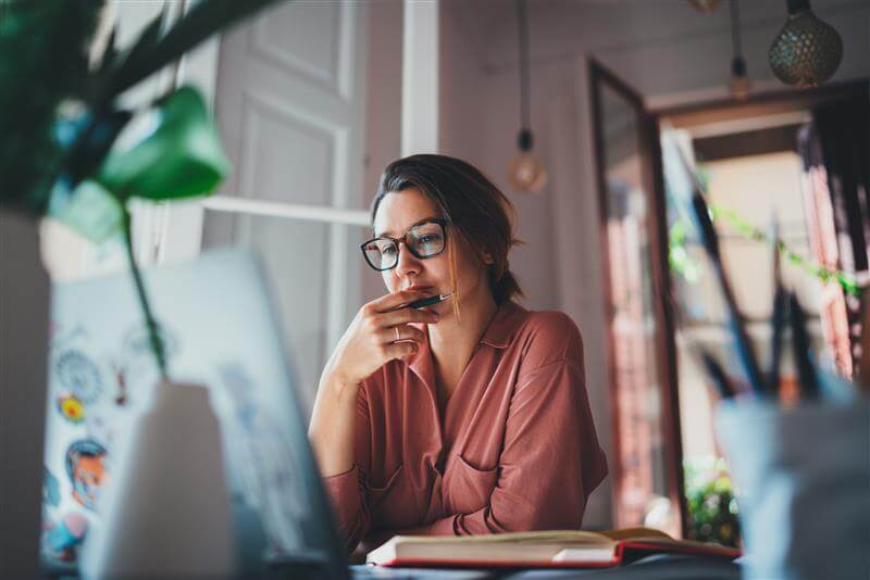 women looking at laptop screen